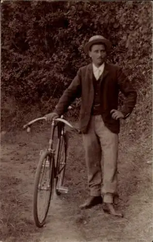 Foto Ak Junger Mann mit Fahrrad, Wald, Radfahrer
