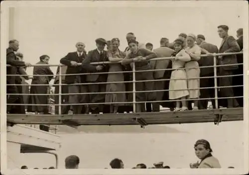 Foto Ak Fahrgäste an Bord eines Dampfers