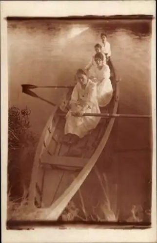 Foto Ak Frauen beim Rudern, Ruderpartie, Ruderboot