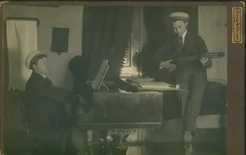 Studentika Kabinett Foto Schwerin, Zwei Studenten, Klavier, Laute