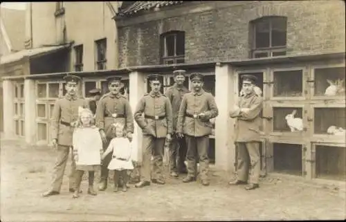 Foto Ak Deutsche Soldaten in Uniformen mit Mädchen vor Hasenställen