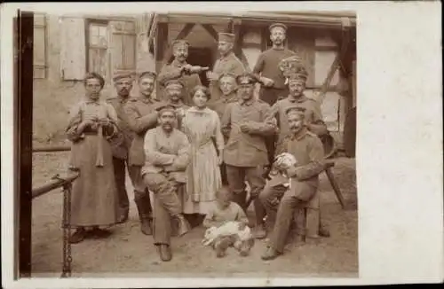 Foto Ak Deutsche Soldaten in Uniformen, Frauen