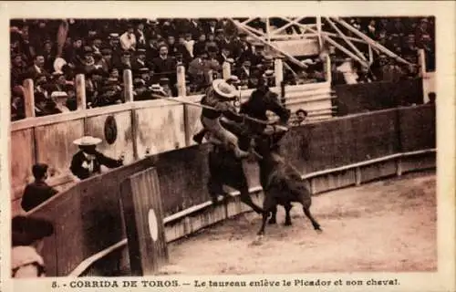 Ak Bullfight, The taureau enlevé the Picador et son cheval