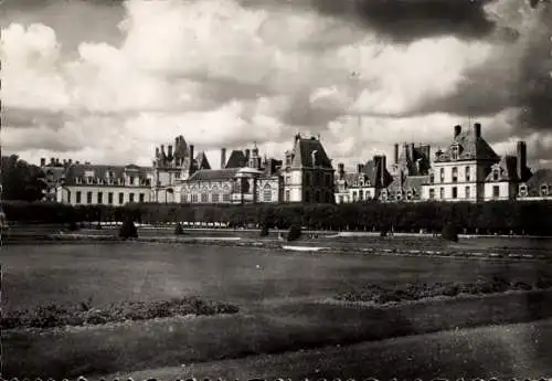 Ak Fontainebleau Seine et Marne, Palais, Le Chateau vu des Jardins du Parterre