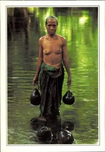 Ak Malaysia, Sarawak, Frau am Fluss