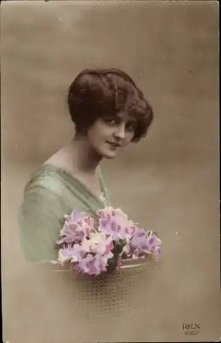 Ak Portrait einer brünetten Frau, Blumen