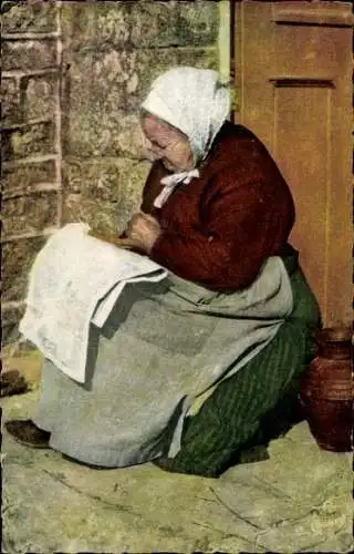 Ak Normandie, alte Frau in Tracht liest Zeitung