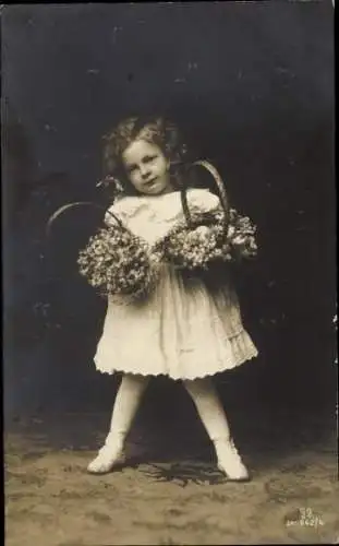 Ak Mädchen mit zwei Blumenkörben