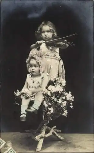 Ak Zwei kleine Kinder, Mädchen mit Geige