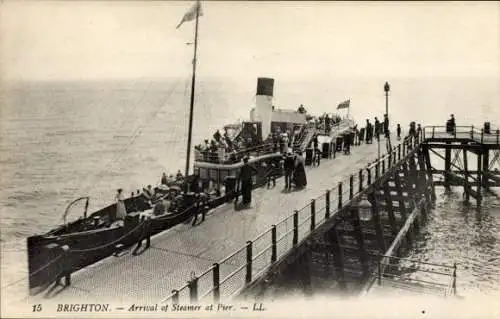 Ak Brighton East Sussex England, Ankunft des Dampfers am Pier