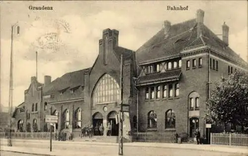 Ak Grudziądz Graudenz Westpreußen, Bahnhof, Straßenseite