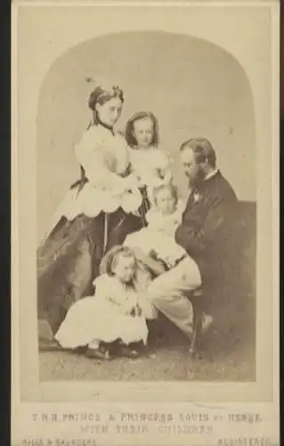 CdV Prinz und Prinzessin Louis von Hessen mit ihren Kindern