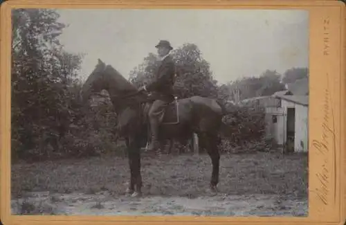 Kabinett Foto Pyrzyce Pyritz Pommern, Mann auf einem Pferd