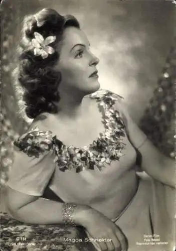 Ak Schauspielerin Magda Schneider, Portrait, Blume im Haar