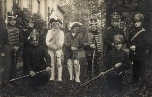 Foto Ak Burg im Spreewald, Männer in historischen Uniformen