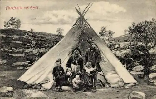 Ak Finnefamilie ved Grotli