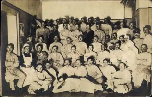 Foto Ak Deutsche Soldaten im Lazarett, Krankenschwestern