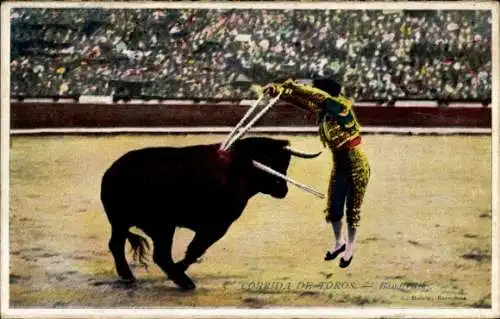 Ak Stierkampf, Arena, Torero greift den Stier an