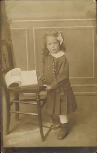 Foto Ak Kinderportrait, Mädchen mit Halskette