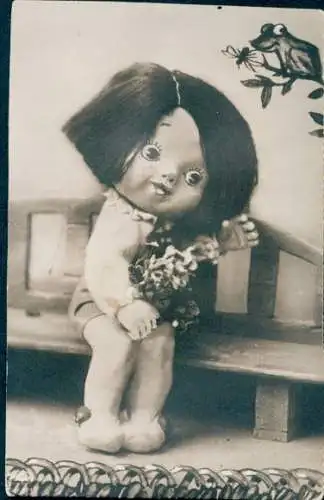 Quietsch Ak Puppe mit Blumenstrauß, Frosch, Biene