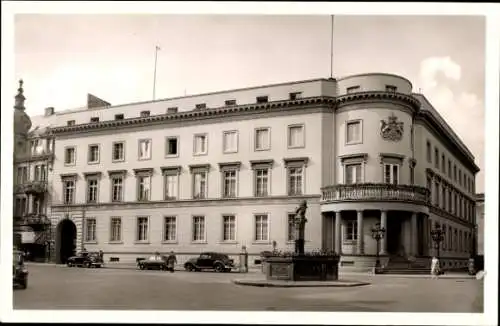 Ak Wiesbaden in Hessen, Schloss, Marktbrunnen