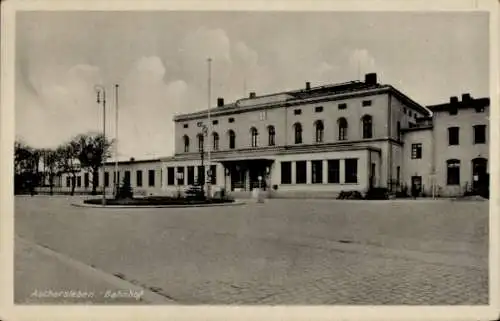 Ak Aschersleben im Salzlandkreis, Bahnhof, Straßenseite