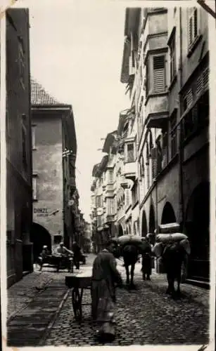 Ak Bozen Bolzano Südtirol, Straßenpartie, Passanten, Juwelier Dinzl
