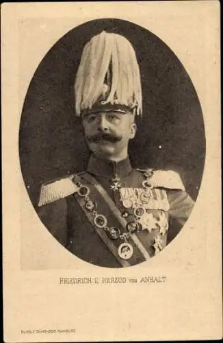 Ak Herzog Friedrich II von Anhalt, Portrait, Federbusch, Uniform, Orden, Wohlfahrtskarte