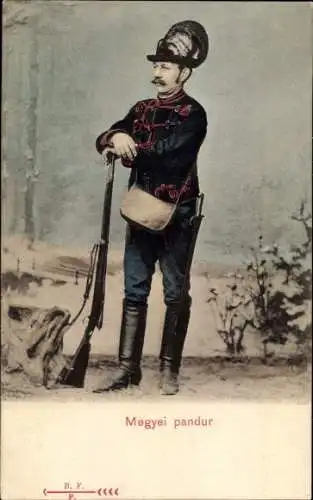 Ak Mann in Uniform, Gewehr, Schwarze Stiefel, Ungarische Tracht