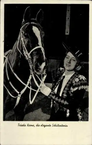 Ak Frieda Krone, elegante Schulreiterin, Pferd, Zaumzeug