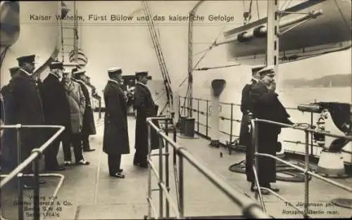 Ak Kaiser Wilhelm II., Fürst Bülow, Kaiserliches Gefolge, An Bord eines Schiffes