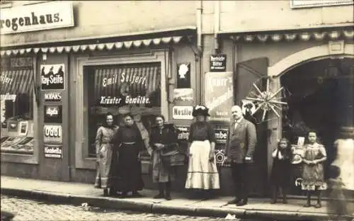 Foto Ak Altenburg in Thüringen, Personen vor einem Geschäft, Drogerie, Kräutergewölbe