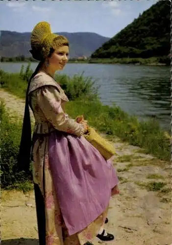 Ak Junge Frau in Wachauer Tracht, Fluss