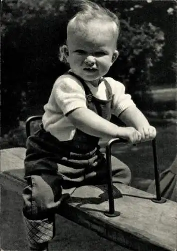 Ak Kleines Kind beim Wippen, Portrait