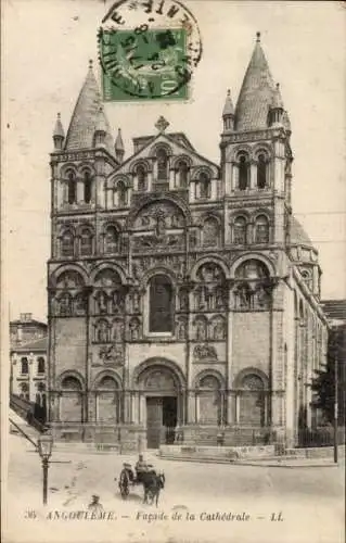 Ak Angoulême Charente, Fassade der Kathedrale