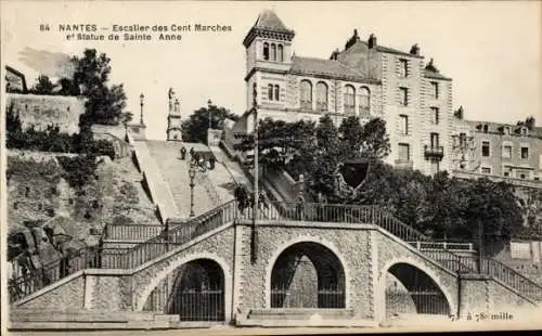Ak Nantes Loire Atlantique, Escalier des Cent Marches, Statue de Sainte Anne