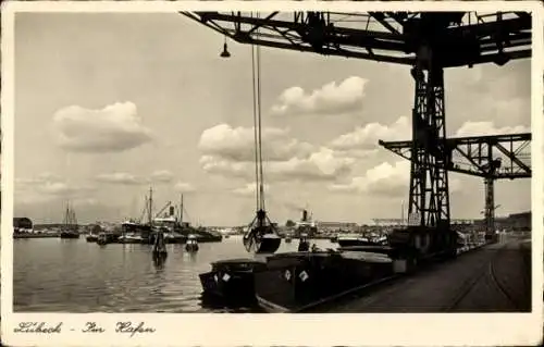 Ak Hansestadt Lübeck, Hafen, Schiffe, Kran