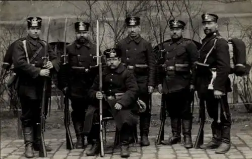 Foto Ak Deutsche Soldaten in Uniformen, Landsturm, Bajonette