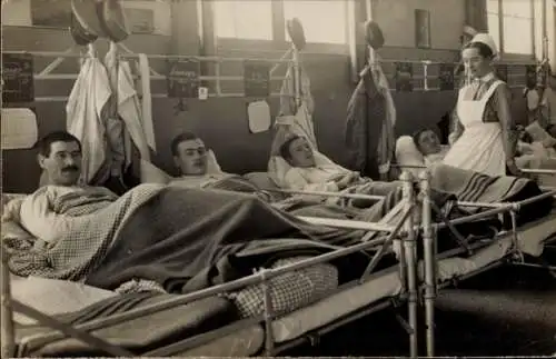 Foto Ak Reserve Lazarett II, deutsche Soldaten, Krankenschwester, I WK