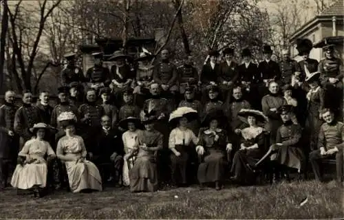 Foto Ak Adel Baden, Gruppenaufnahme, Uniformen