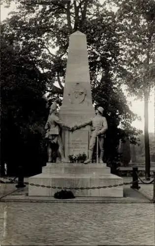 Foto Ak Kriegerdenkmal, 1. Garde Regiment zu Fuß