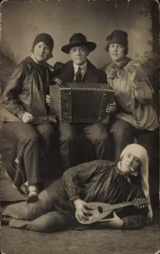 Foto Ak Mann mit Akkorden, rauchende Frauen, Portrait