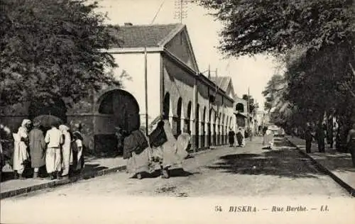 Ak Biskra Algerien, Rue Berthe, Straßenpartie mit Anwohnern
