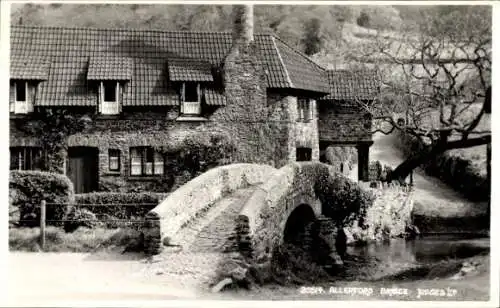 Ak Allerford South West England, Brücke, Backsteinhaus