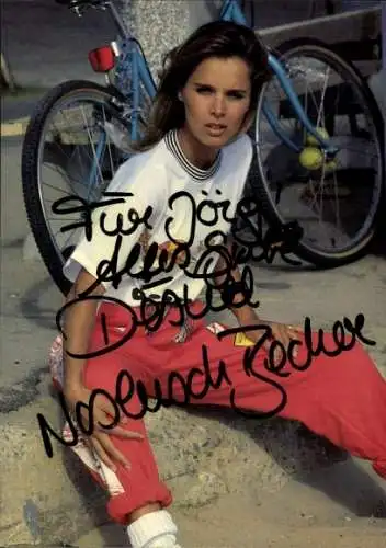 Ak Schauspielerin Desiree Nosbusch Becker, Portrait, Autogramm, Fahrrad