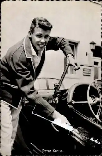 Ak Schauspieler und Sänger Peter Kraus, Portrait, Automobil, Film Wenn die Conny mit dem Peter