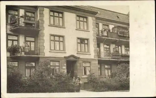 Foto Ak Hamburg, Wohnhaus, Kinder, Balkon