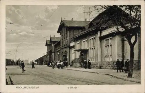 Ak Recklinghausen im Ruhrgebiet, Bahnhof, Straßenseite