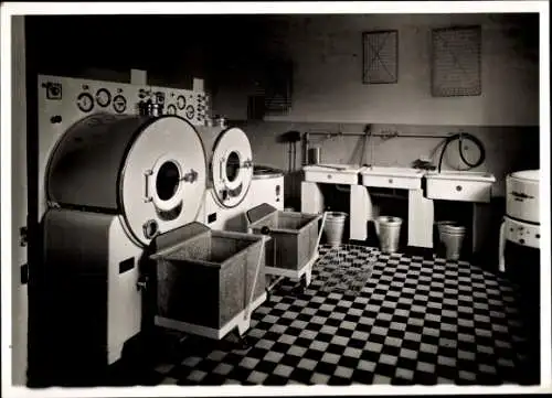 Foto Ak Innenansicht einer Fabrik ?, Wäscherei ?, Waschbecken