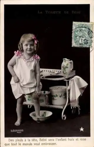 Ak Mädchen wäscht sich, Waschtisch, Waschschüssel